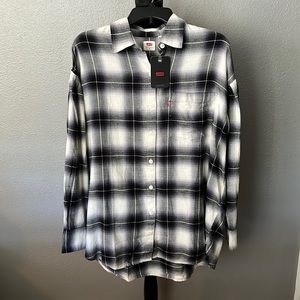 NWT! Levi’s Women's Kenna Cotton Plaid/ flannel Menswear shirt. Size medium.